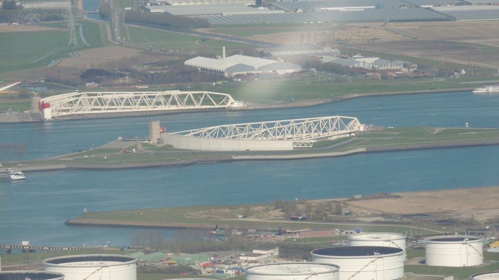 27 Maeslantkering in de Nieuwe Waterweg