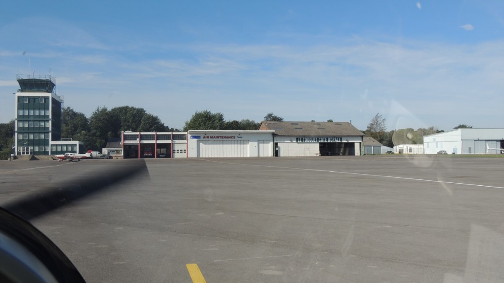 19 Geland en op weg naar een parkeerplaats op LFAT