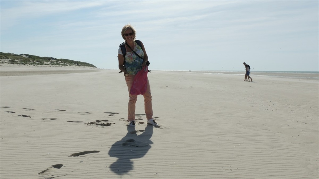 30 Anita op schelpenjacht ..