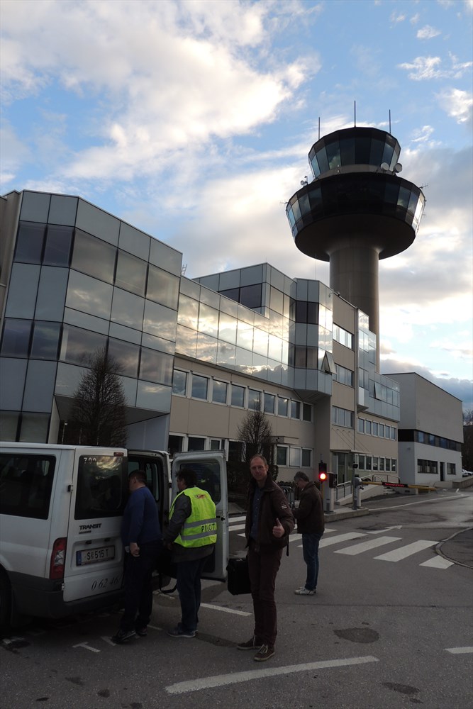 50 Met de taxi naar ons hotel